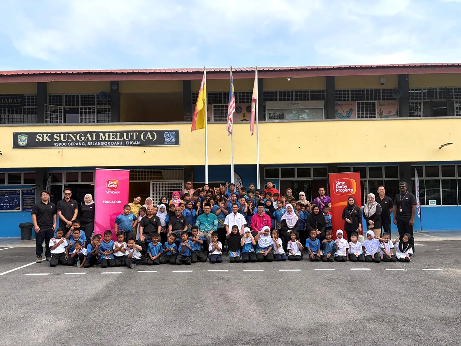 Students and adults gathered outside SK Sungai Melut (A)